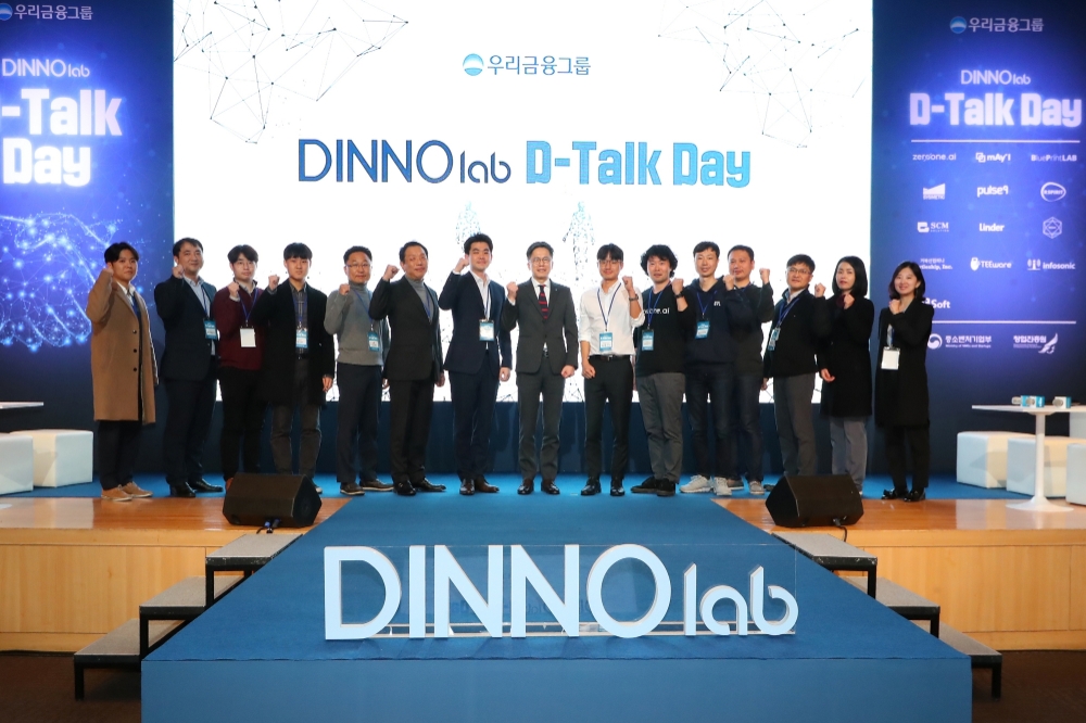 황원철 우리금융그룹 CDO(정가운데)와 디노랩 육성기업 대표자들이 기념촬영을 하고있다./사진=우리금융그룹