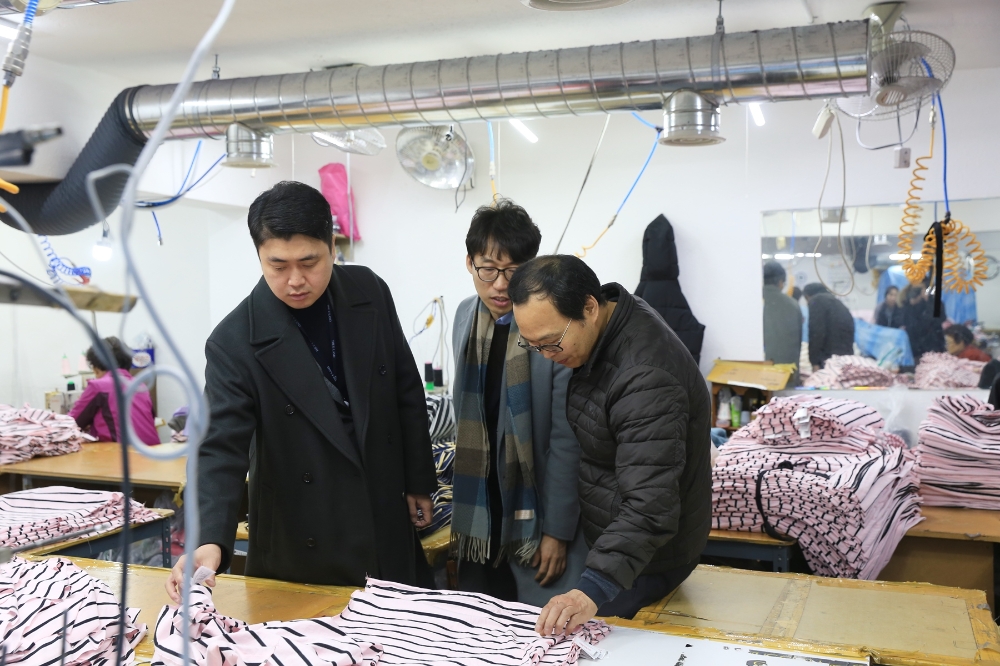 협력업체를 방문한 최운식 대표. /사진제공=이랜드월드