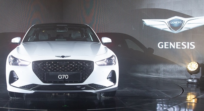 ‘제네시스 G70 연말파티’ 라운지에 전시된 G70.