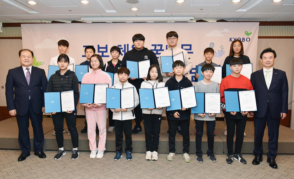 26일 서울 중구 한국프레스센터에서 열린 '교보 체육꿈나무 체·인·지' 1기 출범식에서 윤열현 교보생명 사장(오른쪽), 선종학 교보교육재단 이사장(왼쪽)과 함께 장학생으로 선발된 체육 유망주들이 장학증서를 들고 기념사진을 촬영하고 있다. / 사진=교보생명