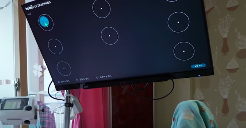 영상 속 루게릭병 환우인 아버지가 눈의 움직임으로 마우스를 조종하는 모습/사진=오승혁 기자