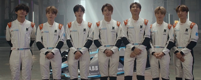 카레이서 방탄소년단, 포뮬러E 새해인사 삼성동 SM타운서 상영
