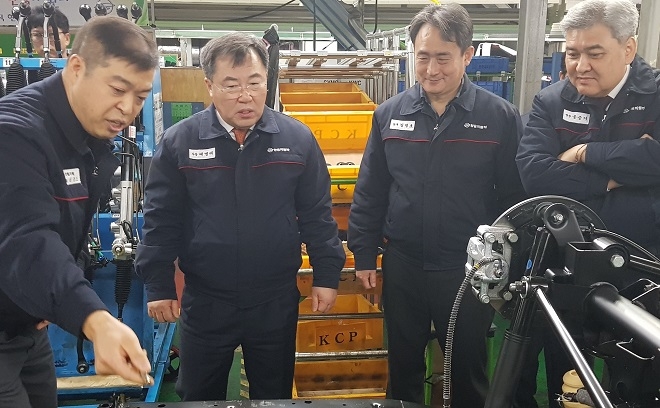 예병태 쌍용차 사장(왼쪽 두번째)이 30일 평택공장 생산현장을 점검하고 있다. (사진=쌍용차)
