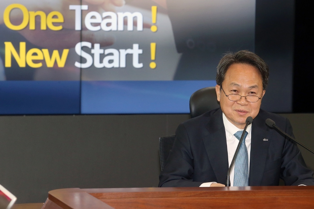 새해 첫 영업일인 1월 2일 서울 중구 소재 신한은행 본점에서 진행된 1분기 임원·본부장 워크숍에서 진옥동 은행장이 같이성장 평가제도를 설명하는 모습 / 사진= 신한은행(2020.01.02)