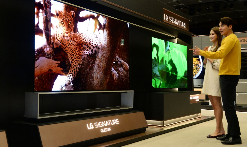 LG전자 모델들이 LG 시그니처 올레드 8K TV를 보는 모습/사진=LG전자