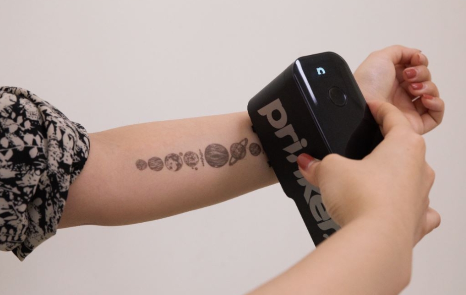 프링커 S로 일시적인 타투를 새기는 모습/사진=오승혁 기자(프링커코리아 자료 편집)