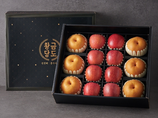 롯데마트는 관습적인 가격경쟁을 떠나 과일 본연의 가치인 ‘맛’에 집중한 ‘황금당도 천안배, 충주사과’ 프리미엄 과일 선물세트를 선보인다. /사진=롯데쇼핑.