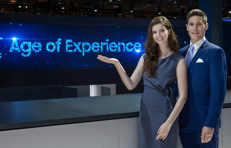 삼성전자 모델들이 경험의 시대를 알리는 초대형 LED 사이니지를 배경으로 삼성전자 전시장을 소개하고 있다/사진=삼성전자