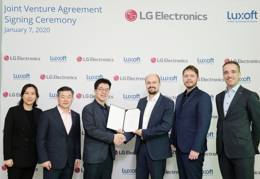 박일평 LG전자 CTO 사장(왼쪽에서 세번째)과 룩소프트 미하일 비코브(Mikhail Bykov, 왼쪽에서 네번째) 오토모티브 솔루션즈 부사장이 협약을 맺고 악수하고 있다/사진=LG전자