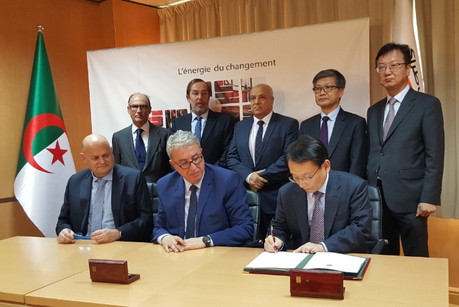 강문규 삼성엔지니어링 프로포잘 담당(앞줄 맨우측)이 계약서에 서명하고 있다. 최성안 삼성엔지니어링 사장(뒷줄 맨우측)이 뒤에 서 있다. 제공=삼성엔지니어링