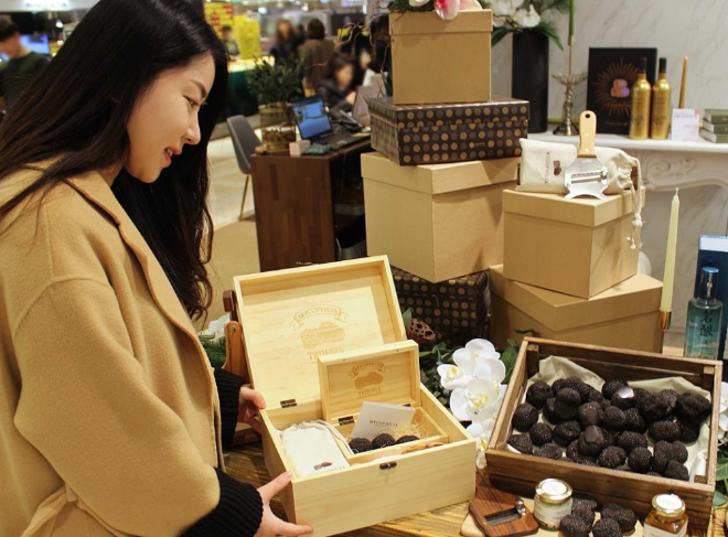 롯데백화점은 오다는 19일까지 롯데백화점 본점 지하1층 식품관 ‘더웨이브’에서 ‘블랙 트러플 선물 세트’를 판매한다. /사진=롯데쇼핑.