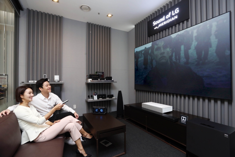 LG전자 모델들이 LG베스트샵 강남본점에서 청음 공간에서 프리미엄 오디오를 체험하고 있다/사진=LG전자