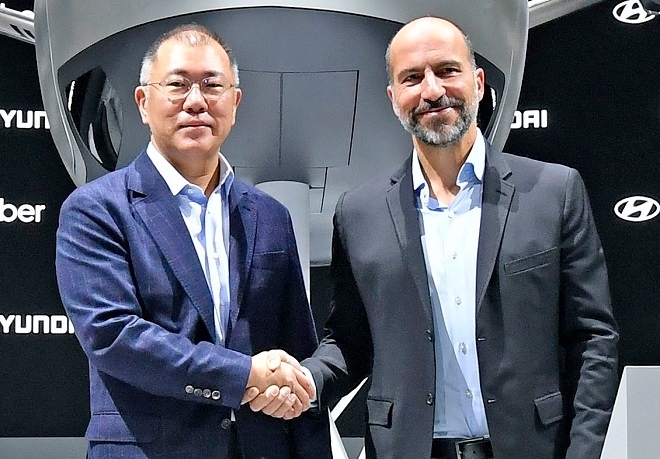 정의선 현대차그룹 수석부회장(왼쪽)과 우버의 다라 코스로샤히 CEO.