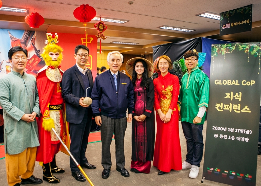 (왼쪽에서 네번째) 송승봉 현대엘리베이터 대표이사가 글로벌 CoP 지식 컨퍼런스 기념 촬영을 하고 있다