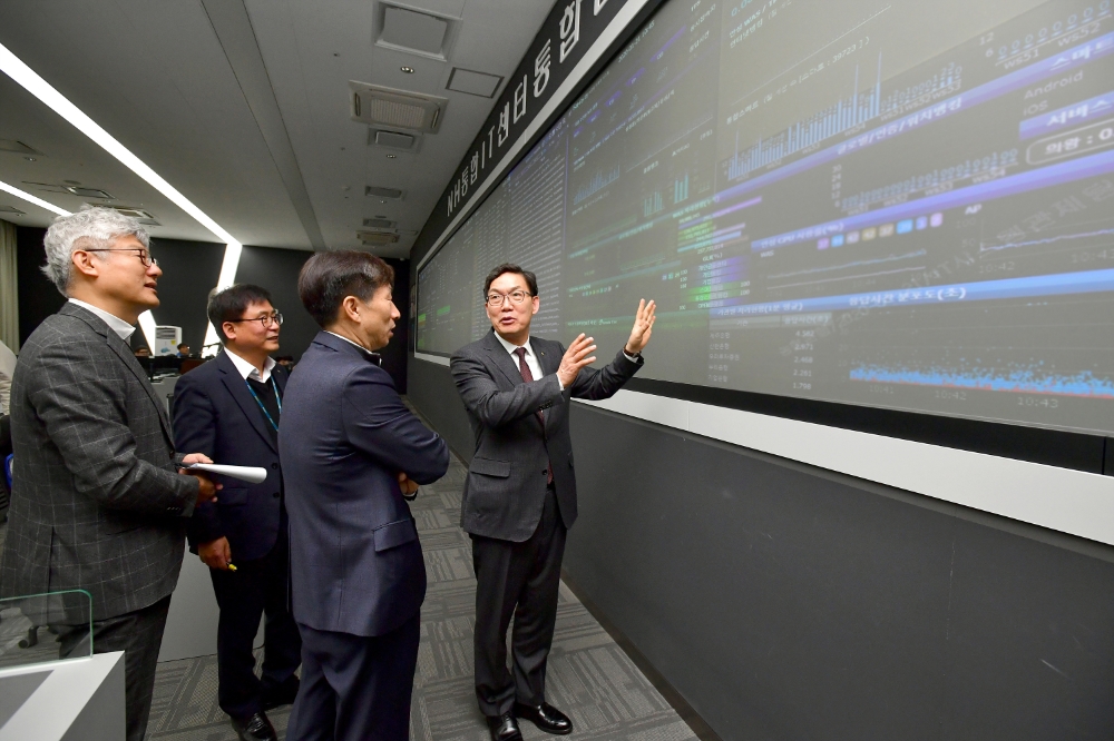 이대훈 NH농협은행장(오른쪽)이 21일 설명절 연휴를 대비하여 NH통합IT센터를 방문하여 비상대응체계를 점검하고 있다./ 사진= NH농협은행(2020.01.21)