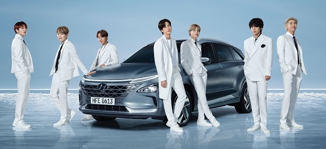 방탄소년단 멤버들이 현대자동차 수소전기차 ‘넥쏘’ 앞에서 포즈를 취하고 있는 모습. 좌부터 정국, 슈가, 제이홉, 진, 지민, 뷔, RM. (사진=현대차)