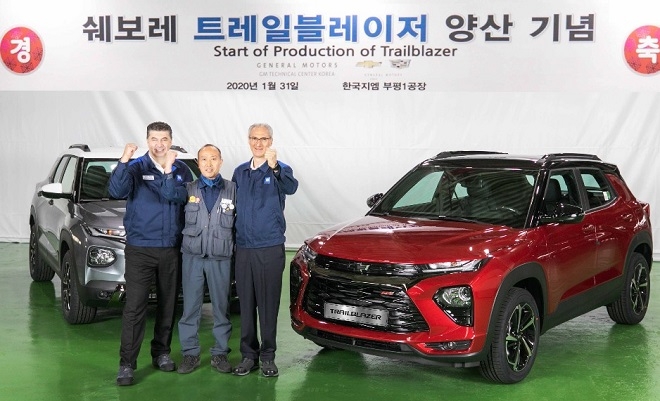 (왼쪽부터) 한국지엠 카허 카젬 사장, 지엠테크니컬센터코리아 로베르토 렘펠 사장, 금속노조 한국지엠지부 김성갑 지부장.