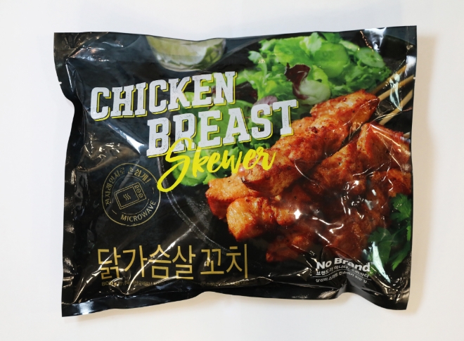 이마트가 지난해 노브랜드 전문점 매출 1위를 차지한 ‘노브랜드 닭꼬치’의 바통을 이어받을 신제품 '노브랜드 닭가슴살꼬치(800g/12,980원)'를 2일 출시하고 노브랜드 전문점에서 판매에 나선다. /사진=이마트.