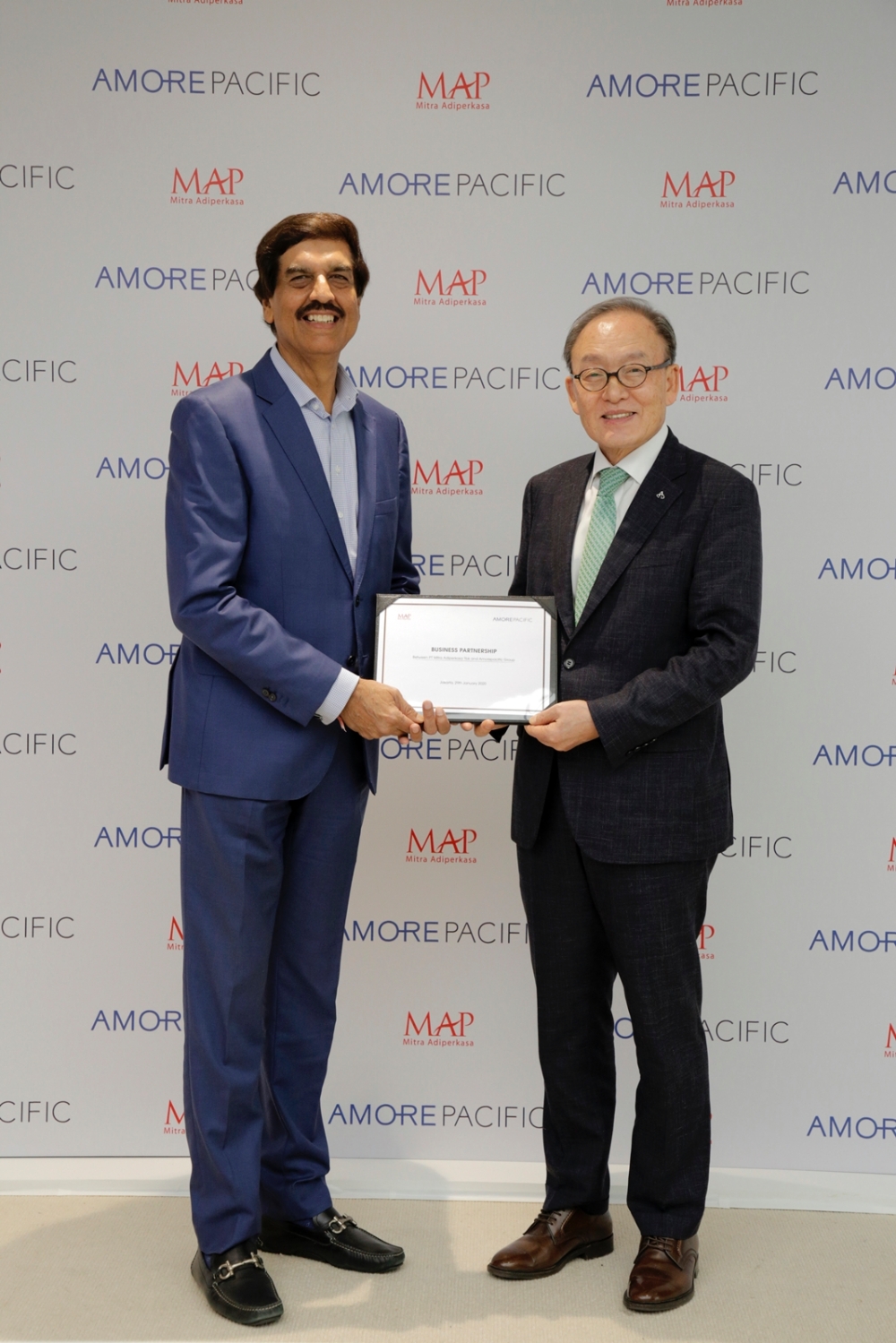아모레퍼시픽그룹 배동현 대표이사(사진 오른쪽)와 MAP 그룹 샤르마 CEO(사진 왼쪽)가 비즈니스 파트너십 체결식에서 기념사진을 촬영하고 있다. /사진제공=아모레퍼시픽