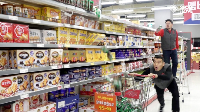 홈플러스의 사회공헌재단 ‘홈플러스 e파란재단’(이사장 박인주)은 ‘세계 소아암의 날’(2월15일)을 맞아 유튜브 인플루언서 ‘슛포러브’와 협업한 기부 영상을 제작, 슛포러브 유튜브 채널과 홈플러스 페이스북을 통해 공개했다. /사진=홈플러스.