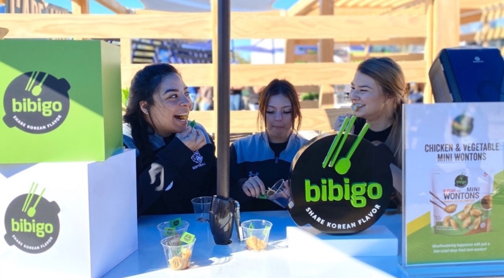 지난 29일부터 닷새간 미국 애리조나주 피닉스에서 열린 WMPO PGA투어에서 갤러리들이 비비고 만두를 먹으며 즐거워하고 있다. /사진제공=CJ제일제당