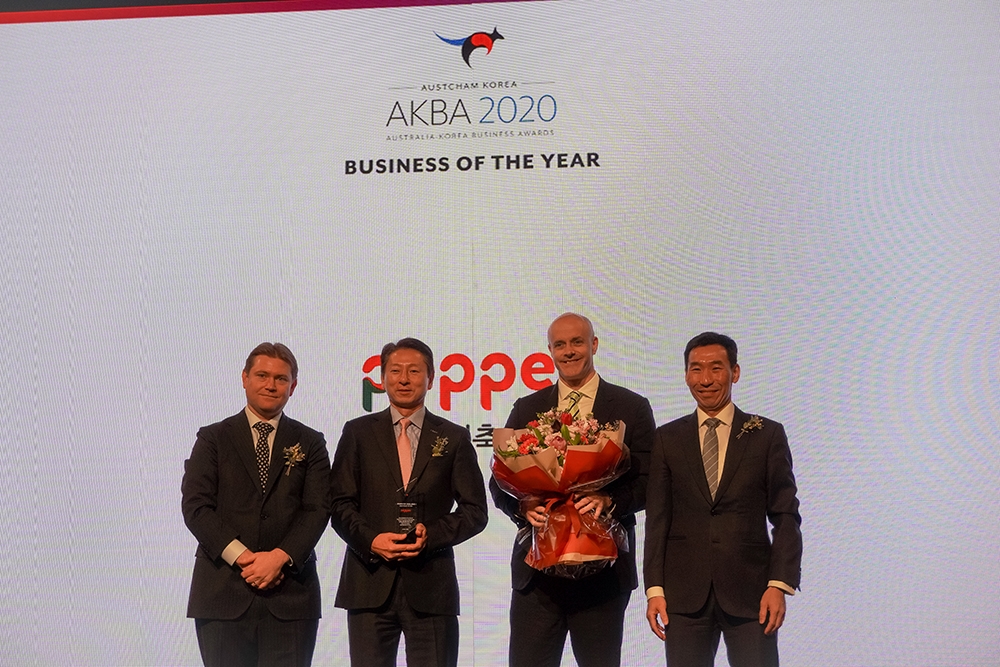 (왼쪽부터) 크리스 라시티 주한호주상공회의소 회장, 장매튜 페퍼저축은행 대표이사, 마이클 컬헤인 페퍼그룹 CEO, 제임스최 주한호주대사가 수상 후 기념촬영을 하고 있다./사진=페퍼저축은행