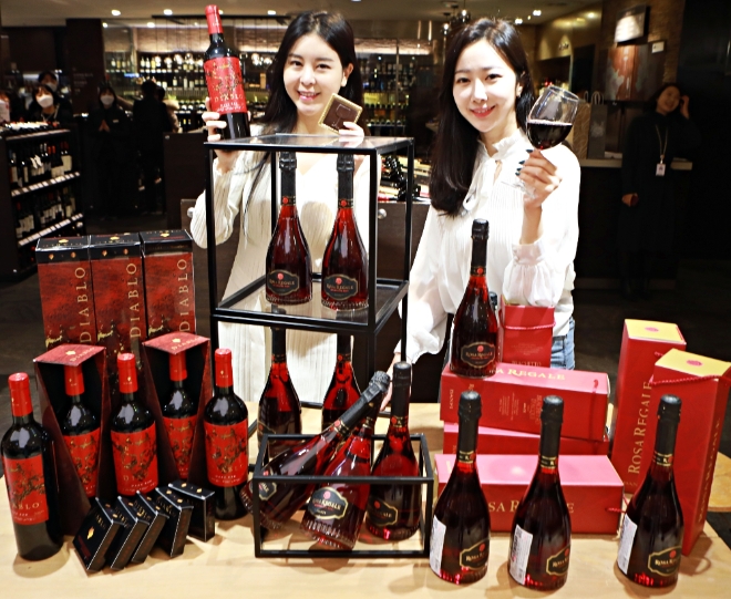 롯데백화점은 5일부터 전점에서 ‘밸런타인 와인 패키지’를 판매한다. /사진=롯데그룹.