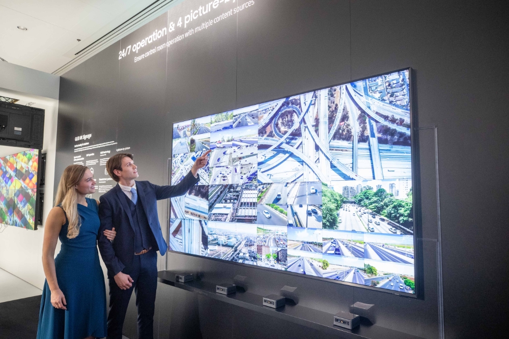 삼성전자 모델들이 ISE 2020에서 전시되는 화면을 다중 분할해 고화질 영상을 제공하는 'QLED 8K 사이니지'의 관제센터용 솔루션을 소개하고 있다/사진=삼성전자