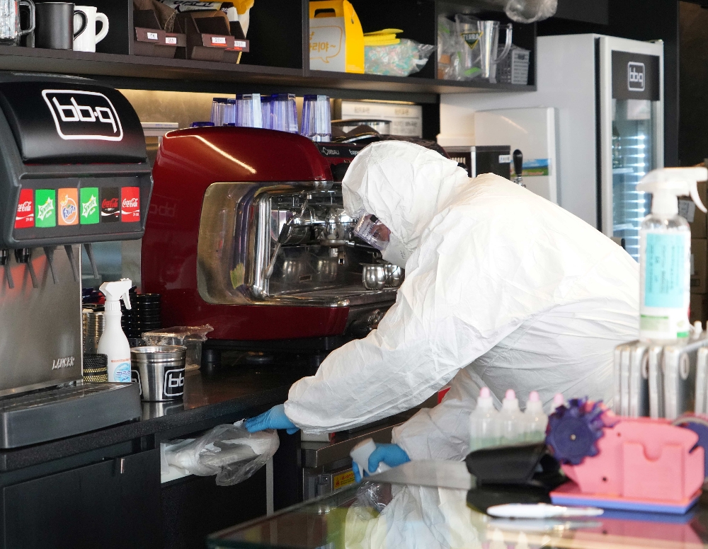 BBQ는 10일 서울 송파 헬리오시티점을 휴업하고, 전문 방역업체를 통해 소독과 방역을 실시했다. /사진제공=제너시스BBQ