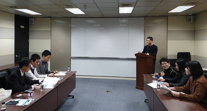 JT친애저축은행이 지난 7일 JT친애저축은행 본사에서 일본 도쿄정보대학 학생을 대상으로 금융 관련 특강을 실시했다고 11일 밝혔다. 우익현 마케팅전략부 과장이 JT친애저축은행에 대하여 일본 학생들에게 설명하고 있다./사진=JT친애저축은행