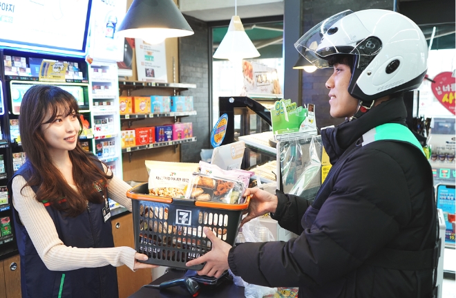 세븐일레븐은 배달앱 ‘요기요’와 IT 기반 물류 스타트업 메쉬코리아 ‘부릉’과 함께 편의점 먹거리 배달 서비스를 시작한다. /사진=롯데그룹.