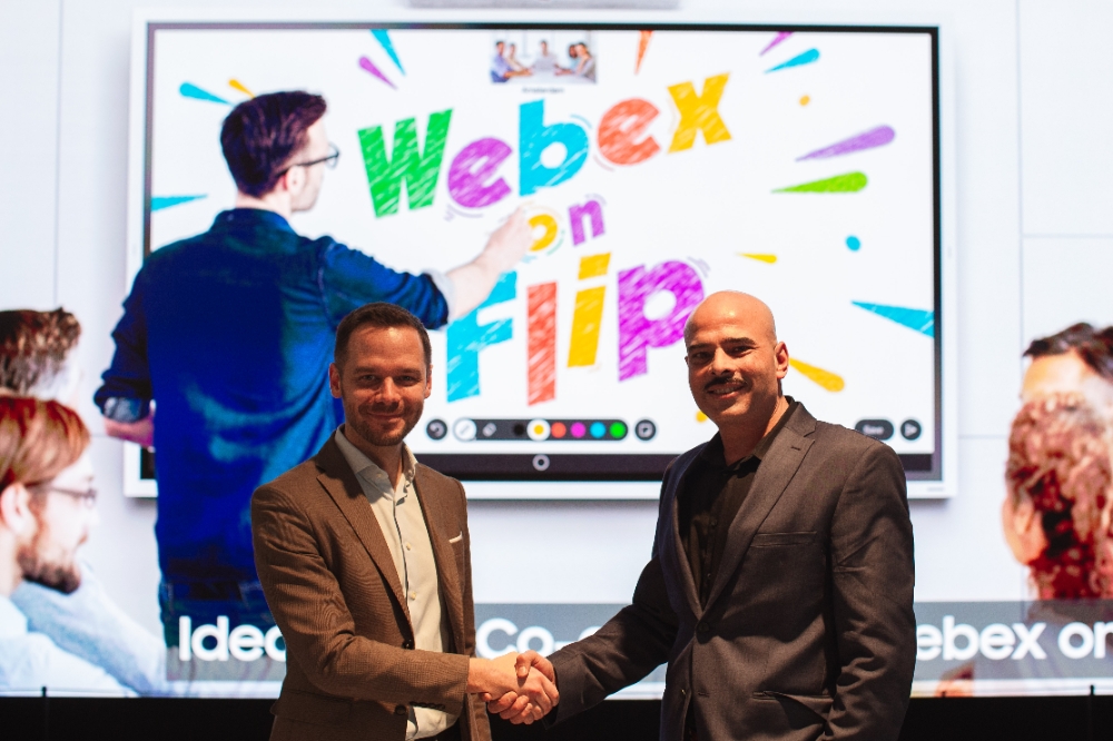 (왼쪽부터) 샌딥 마흐라(Sandeep Mehra) 시스코 웹엑스 담당 상무와 벤 홀메스(Ben holmes) 삼성전자 유럽법인 B2B 마케팅 헤드가 악수를 하고 있다/사진=삼성전자