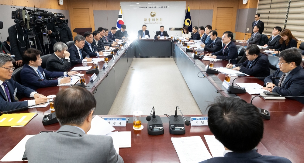 금융위원회는 13일 정부서울청사에서 손병두 부위원장 주재로 금융상황 점검회의를 열어 지난 2월 7일 발표한 '코로나19 관련 금융부문 대응방안'에 대한 금융업권 이행현황을 점검했다. 손병두 금융위 부위원장이 모두발언을 하고 있다. / 사진= 금융위원회(2020.02.13)