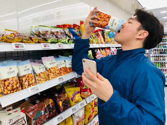 세븐일레븐은 한 손에 들고 먹기 좋은 ‘원핸드 스낵(One-Hand Snack)’ 상품을 출시했다. /사진=롯데그룹.