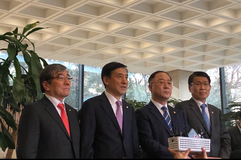 (왼쪽부터) 윤석헌 금융감독원장, 이주열 한국은행 총재, 홍남기 경제부총리, 은성수 금융위원장이 14일 오후 서울 중구 은행회관에서 열린 거시경제금융회의 직후 로비에서 스탠딩 인터뷰를 하고 있다./사진=한국금융신문