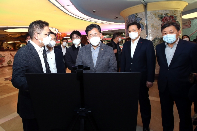 박양우 문화체육부장관은 코로나19 바이러스 관련 유원시설 현장 점검차 서울 잠실에 위치한 롯데월드타워·몰, 롯데월드를 방문했다. /사진=롯데그룹.