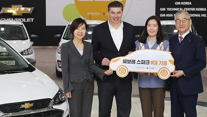 (왼쪽부터)한국지엠 황지나 부사장, 카허 카젬 사장, 인천중구다문화가족지원센터 이주연 팀장, 인천사회복지공동모금회 정명환 회장.