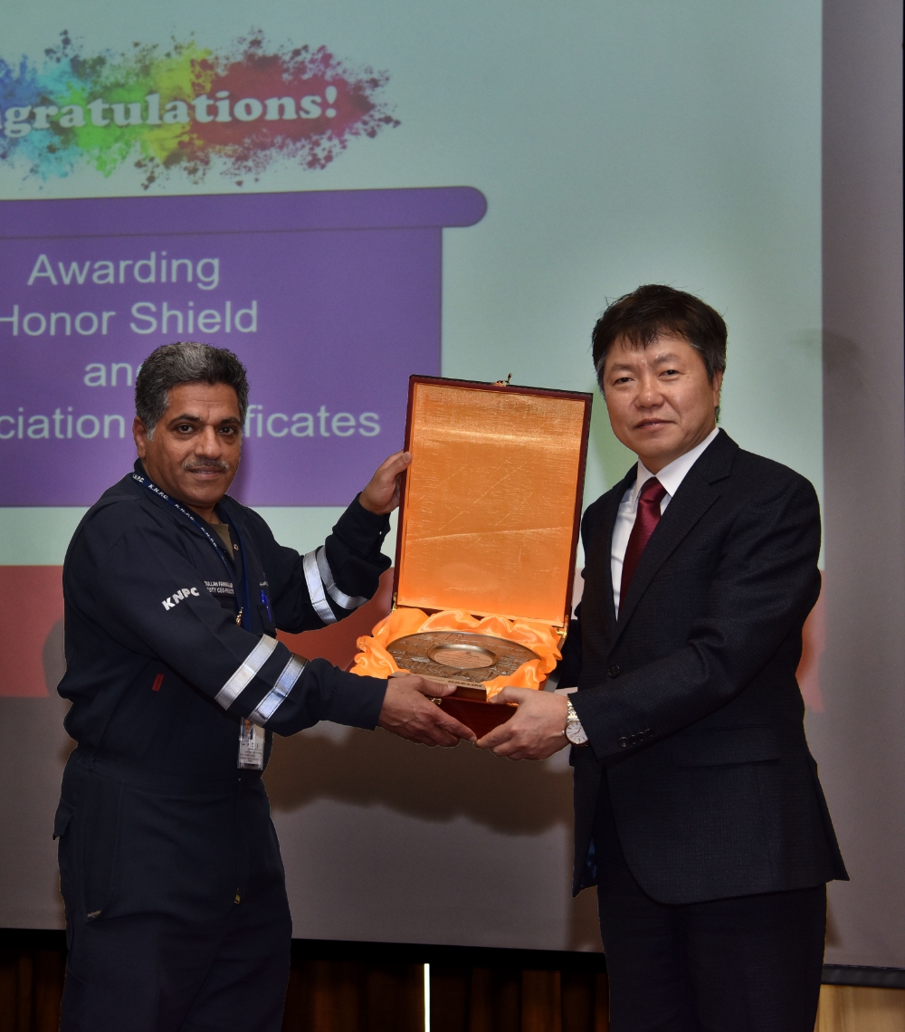 대림산업 플랜트사업본부 김승규 실장(우)과 쿠웨이트 국영 석유화학 회사 압둘라 파하드 알 아즈미 부사장(좌)가 공장 준공 행사에서 수여식을 진행하고 있다. / 사진=대림산업