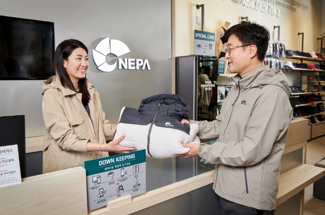 네파는 네파몰 회원 중 지난해에 생산된 다운 자켓 구매 고객을 대상으로 1인당 최대 2개에 한해 오는 11월까지 다운 자켓을 보관해주는 ‘다운 키핑 서비스’를 패션 브랜드 최초로 실시한다. /사진=네파.