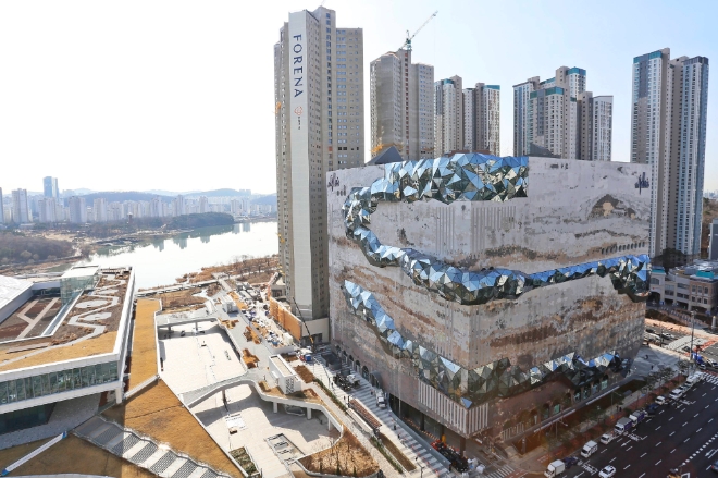 한화갤러리아는 다음 달 2일 수원 광교 컨벤션복합단지에 신규 백화점 점포로 ‘갤러리아 광교’를 오픈한다. /사진=한화갤러리아.