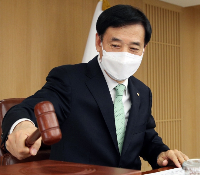 한은, 기준금리 동결했지만…성장률은 2.1%로 하향(종합)