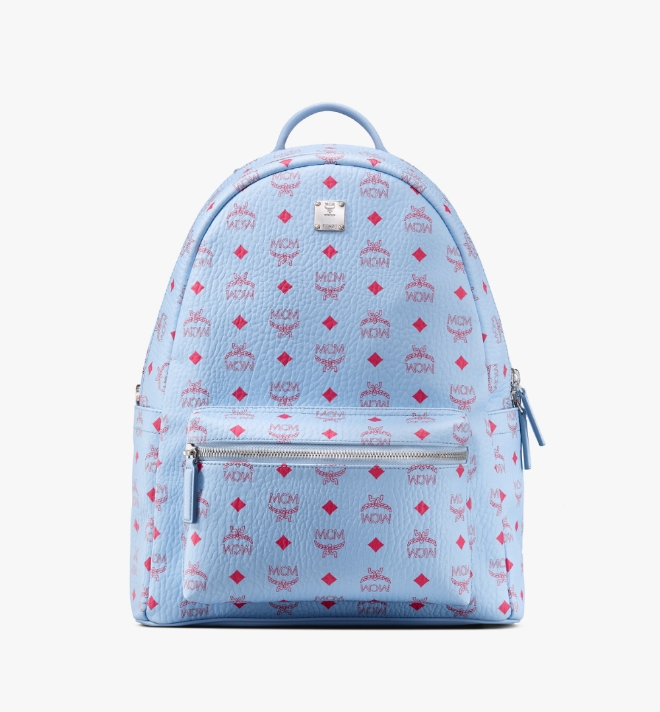 MCM은 다가오는 신학기 시즌을 맞아 맑은 하늘의 상쾌함을 담은 ‘블루 벨(Blue Bell)’ 컬러를 공개했다. /사진=MCM.