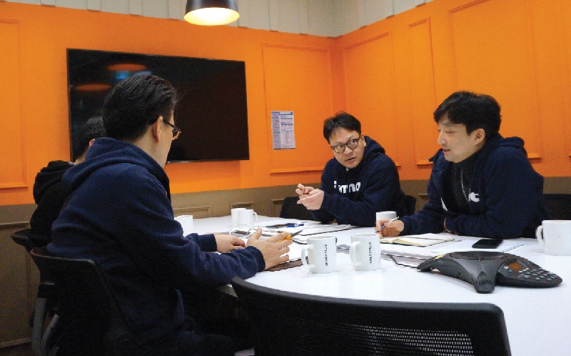 ▲ 권영탁 대표가 핀크 직원들과 함께 회의를 진행하고 있는 모습. 사진 = 핀크