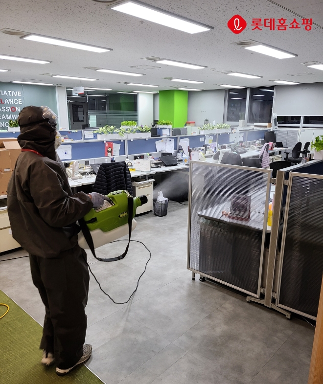 롯데홈쇼핑은 '코로나19'가 급속하게 확산되자 중소 파트너사들을 대상으로 긴급 방역 지원에 나서기로 했다. /사진=롯데그룹.