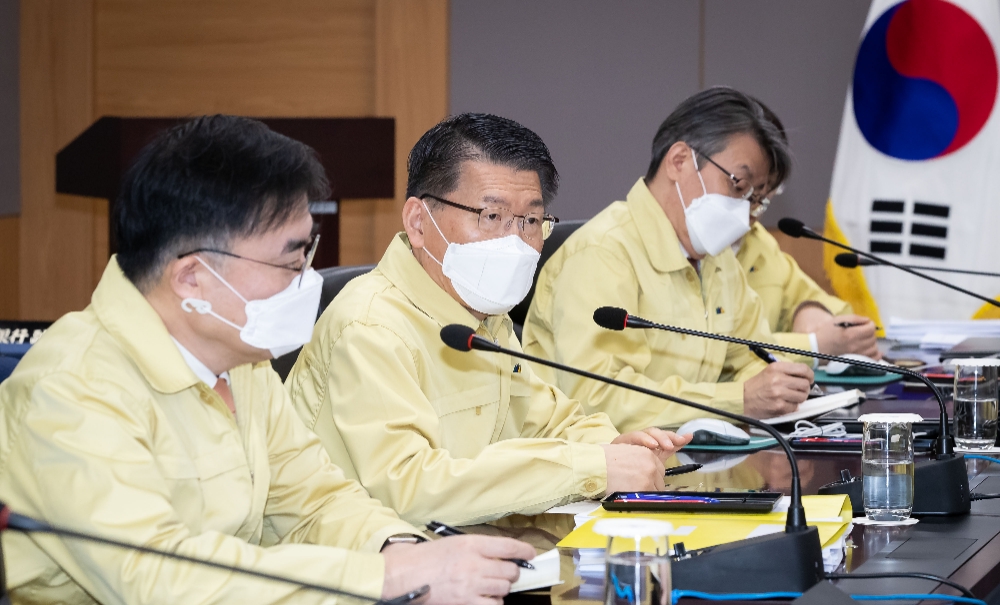 은성수 금융위원장이 4일 정부서울청사 금융위원회에서 코로나19 비상대응체계 관련 현안점검회의를 진행하고 있다. / 사진= 금융위원회(2020.03.04)