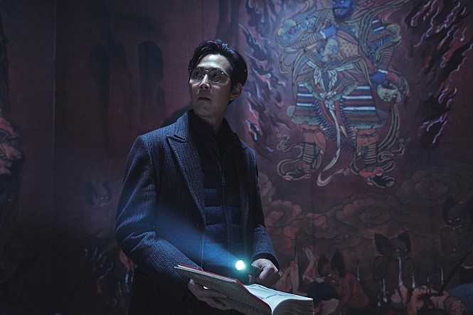 영화 사바하 속 배우 이정재 모습/사진=네이버 무비