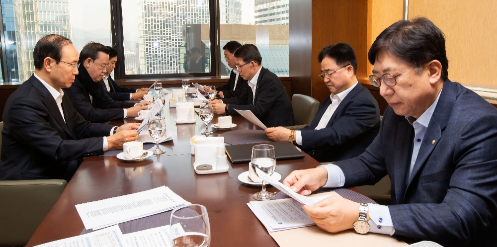 은성수 금융위원장이 6일 서울 중구 은행연합회 뱅커스클럽에서 금융권 협회장들과 코로나19 관련 회의를 하고 있다. (왼쪽부터 시계방향으로) 김용덕 손해보험협회장, 김태영 은행연합회장, 김주현 여신금융협회장, 나재철 금융투자협회장, 은성수 금융위원장, 신용길 생명보험협회장, 박재식 저축은행중앙회장 / 사진= 금융위원회(2020.03.06)