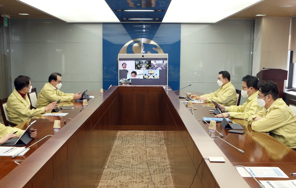 신한금융그룹은 지난 6일 조용병 신한금융지주 회장과 주요 그룹사 CEO 및 경영진들이 참석한 가운데 '코로나 19 극복을 위한 긴급 지원 상황 점검회의'를 개최했다. 이날 회의는 국가의 코로나 대응 지침에 맞춰 각 사에 마련된 화상 회의실에서 진행됐다. 조용병 회장(사진 오른쪽 줄 첫 번째) 및 신한지주 임원들이 중구 세종대로에 위치한 신한금융지주 본사 이사회 회의실에서 화상 회의를 하고 있다. / 사진= 신한금융지주(2020.03.08)