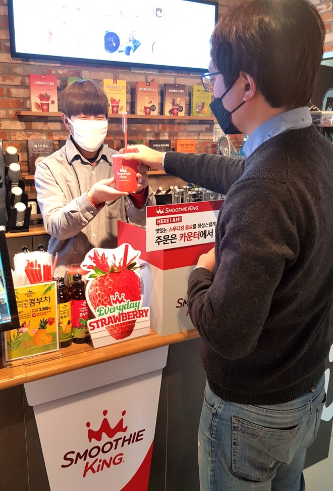 이마트24는 스무디킹과의 협의를 통해 카운터 내 공간에서 스무디킹을 제조·판매 할 수 있는 모델을 개발해 가맹점 지원에 나선다. /사진=신세계그룹.