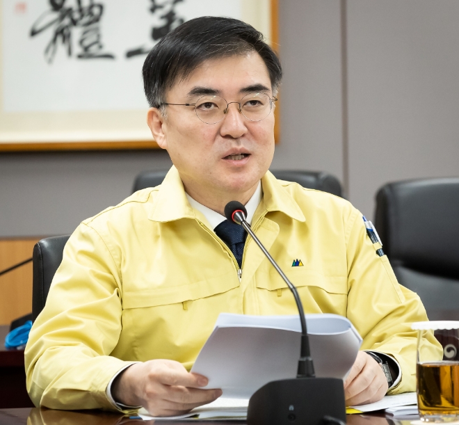 손병두 금융위원회 부위원장이 지난 5일 정부서울청사에서 열린 '제3차 코로나19 금융권 대응 점검회의'에서 모두발언을 하고 있다./사진=금융위원회